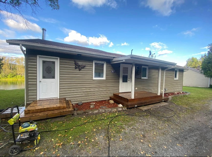 Pressure Washing: Whole-House Service (Siding, Deck, Gutters, Roof, Windows) GET A QUOTE NOW